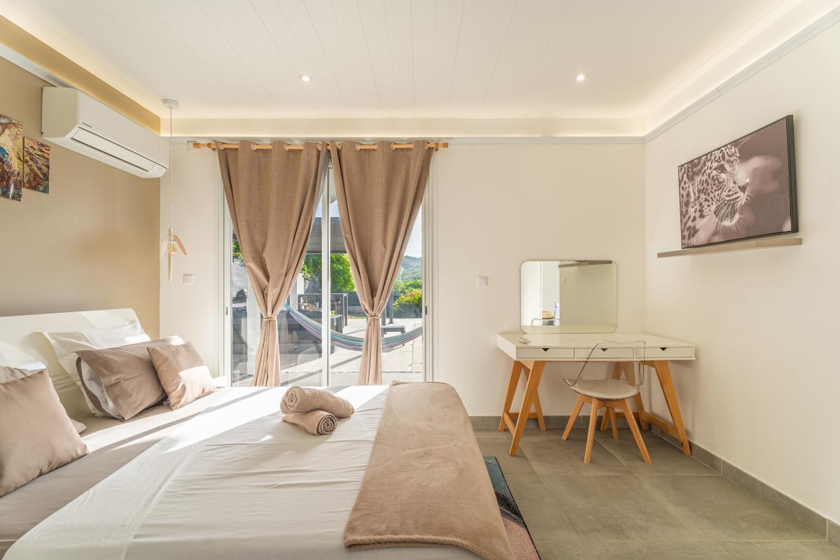 22Location villa piscine 4 chambres sainte luce_ChambrePrincipale